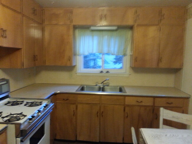 Kitchen - 307 S Lansing St