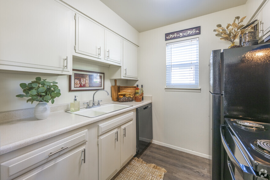 1BR, 1BA - 648SF - Kitchen - North Park Apartments