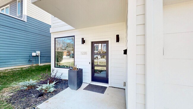 Building Photo - 1220 Lomax Ave