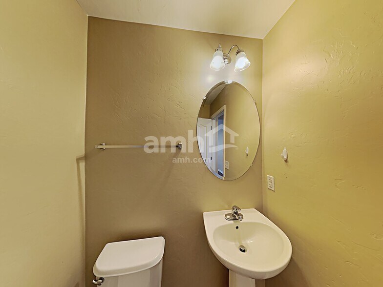 Building Photo - 245 W Paseo Celestial