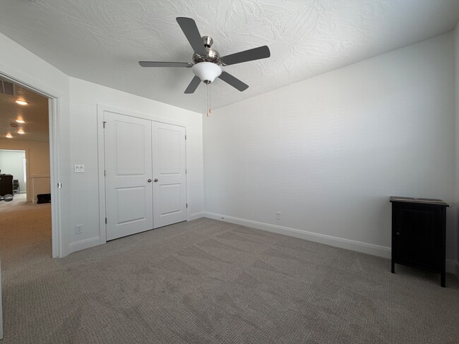 Building Photo - 487 W Carnation Ct