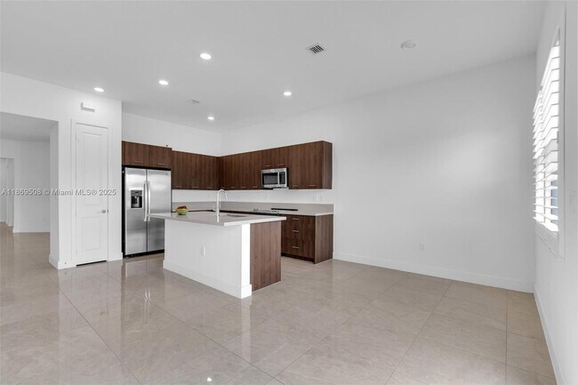 Building Photo - 4538 SW 173rd Ave