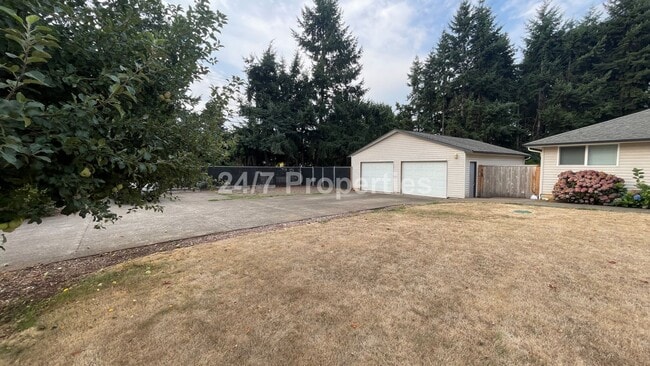 Building Photo - 3 BD | 2 BA Single-Level Home on Sprawling...