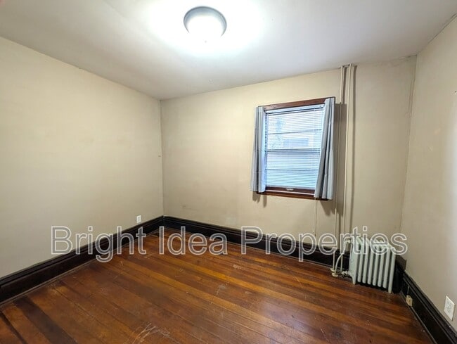 Building Photo - 869 Geranium Ave E