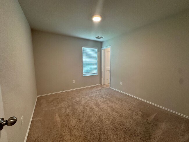 Building Photo - Classic Three Bedroom Two Bath Home in a Great Neighborhood
