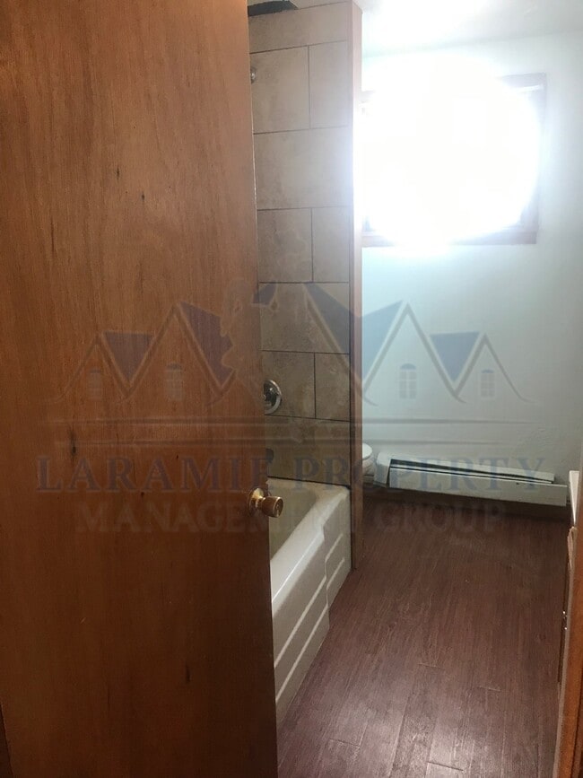 Building Photo - 2 Bed 1 Bath Apartment