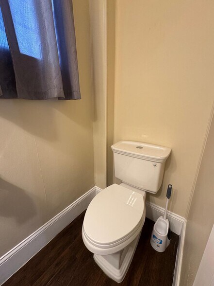 Building Photo - 252 Admiral St