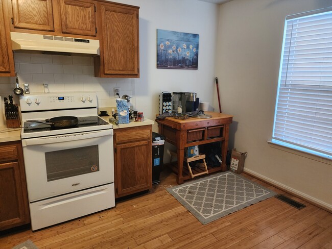 Kitchen - 507 Georgetowne Ct