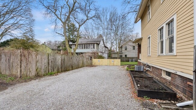 Building Photo - Single-family historic home in West Central with porch and private courtyard.