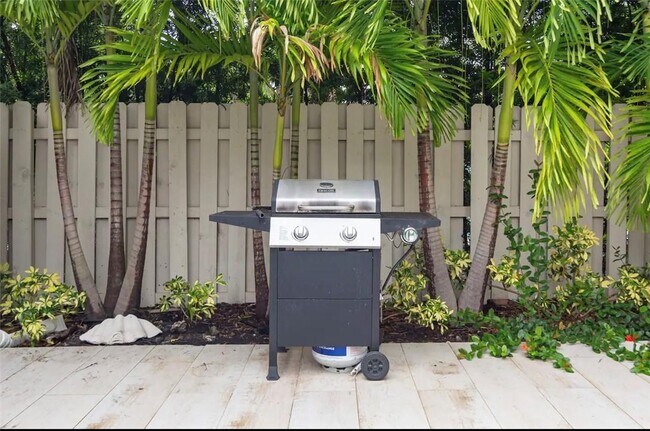 Building Photo - 1311 Monroe St