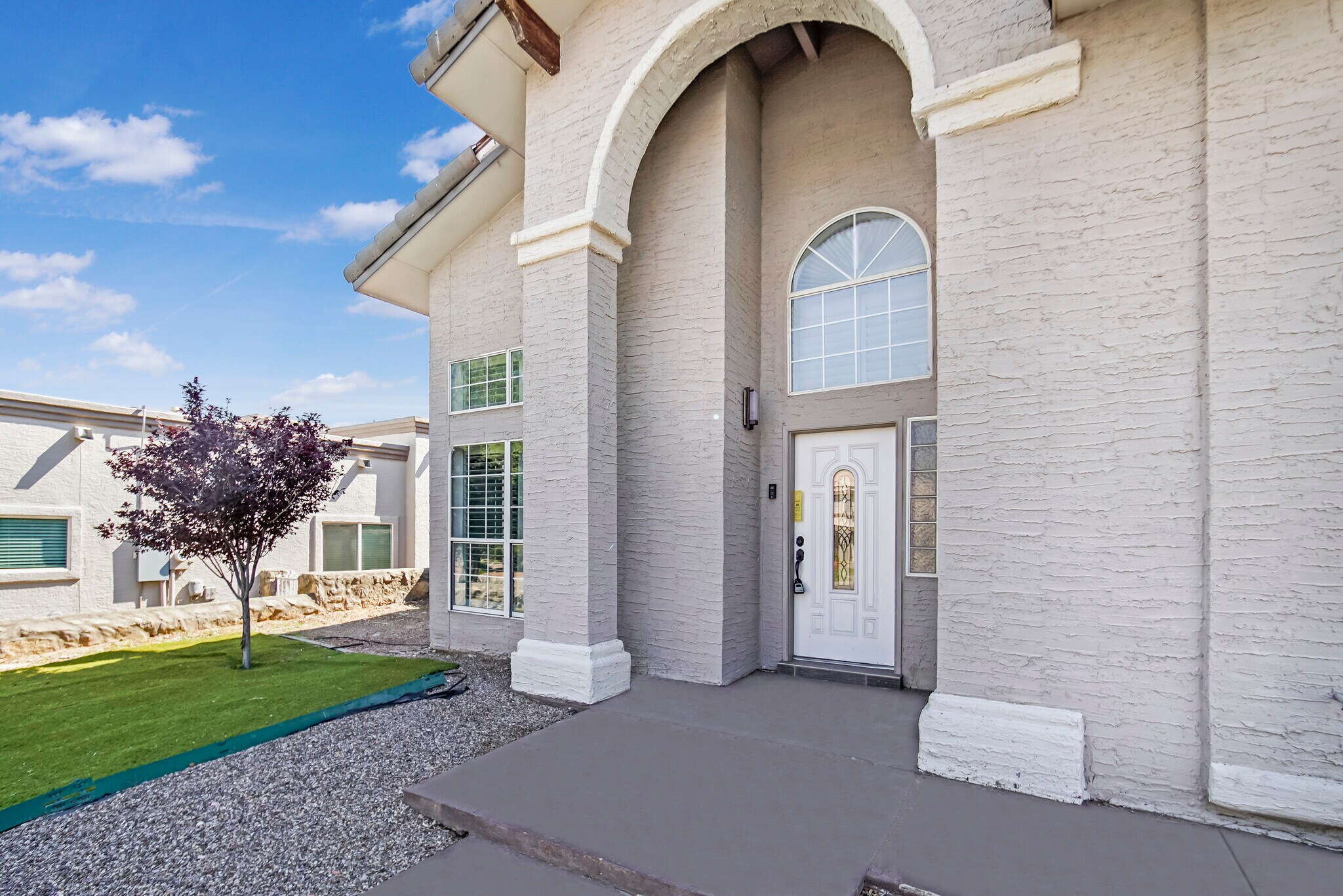 Building Photo - 908 Los Pinos Way