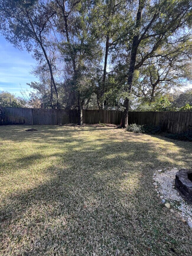 Building Photo - 808 Pine Alley St