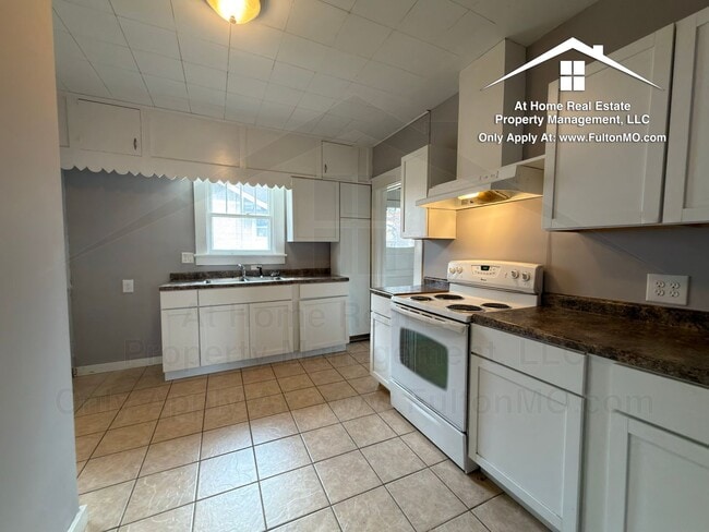 Building Photo - 302 W 6th St