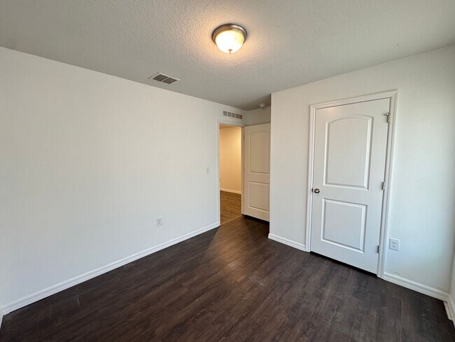 Building Photo - BEAUTIFUL, 4 bedroom, 2 bathroom Home in Poinciana!! Cable & Internet Included with Rent!!