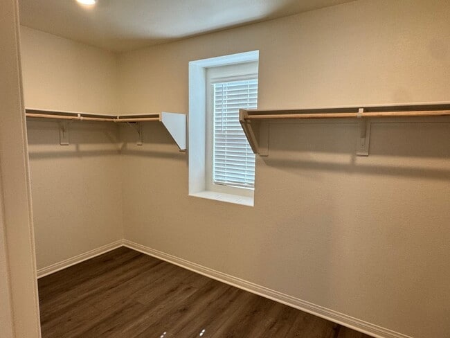 Building Photo - For Lease | Spacious 4-Bed + Den & Loft | ...