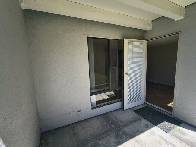 Building Photo - Bright and Sunny Studio With Water View For Rent at the Watergate Community In Emeryville, Ca!!!!