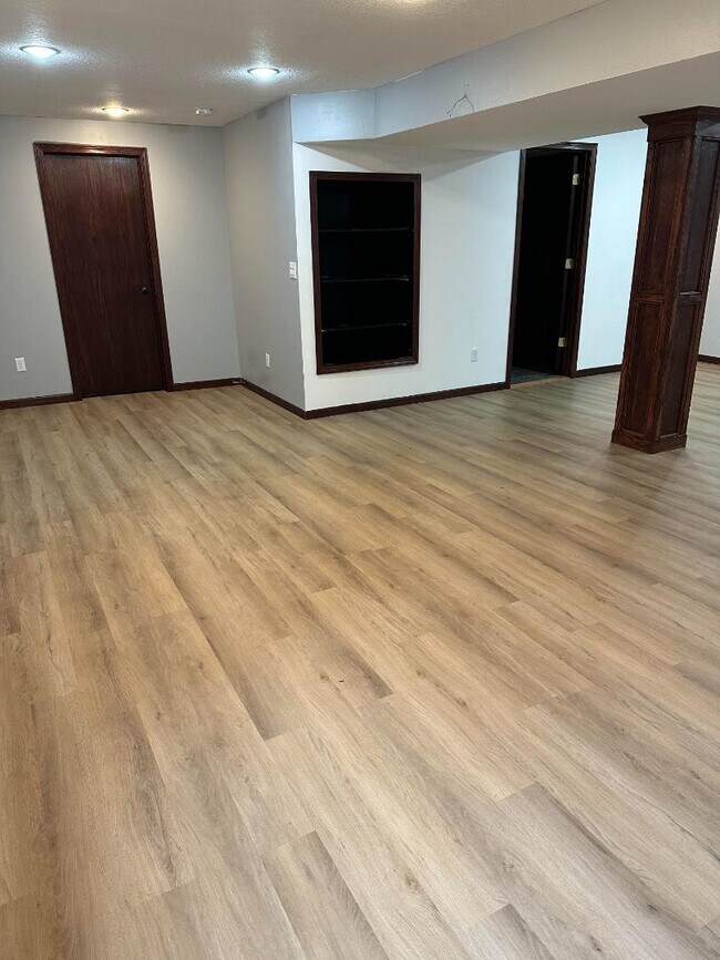 Building Photo - 658 Meadow Cir