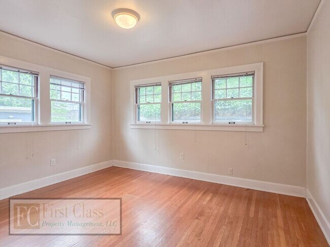 Building Photo - 2321 NE Weidler St