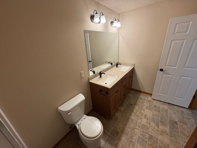 Building Photo - Townhome in Southeast Lincoln