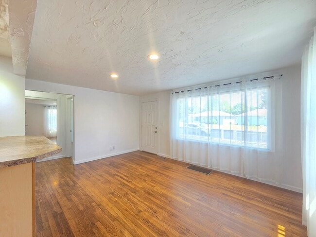 Building Photo - 5621 N Hemlock St
