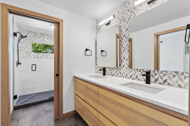 Building Photo - Beautiful home down town CDA