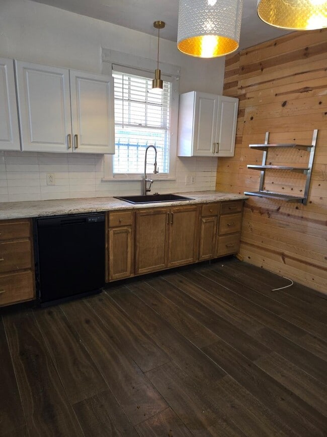 Building Photo - 1621 Kendale Ave