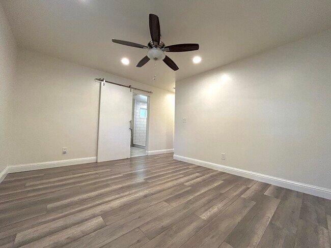 Building Photo - Beautiful Updated 2 Bedroom 2 Bathroom - C...