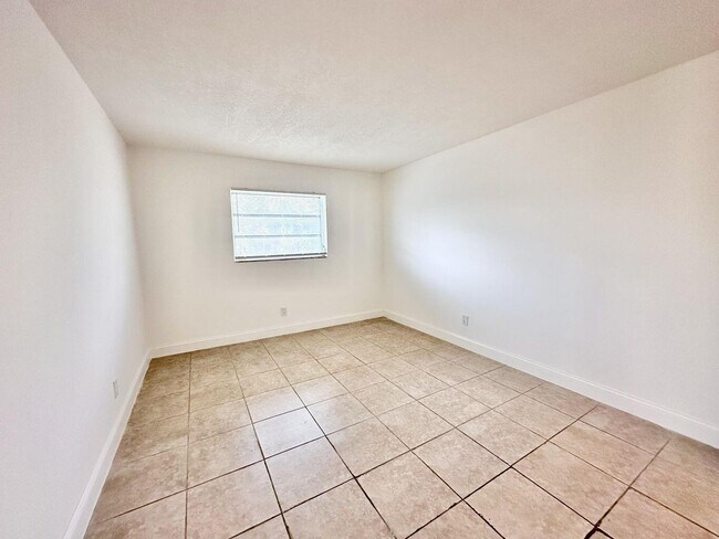 Building Photo - 906 Foresteria Dr