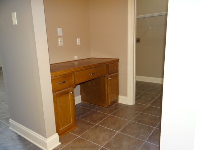Building Photo - Beautiful Home for Lease in Maple Leaf Sub...