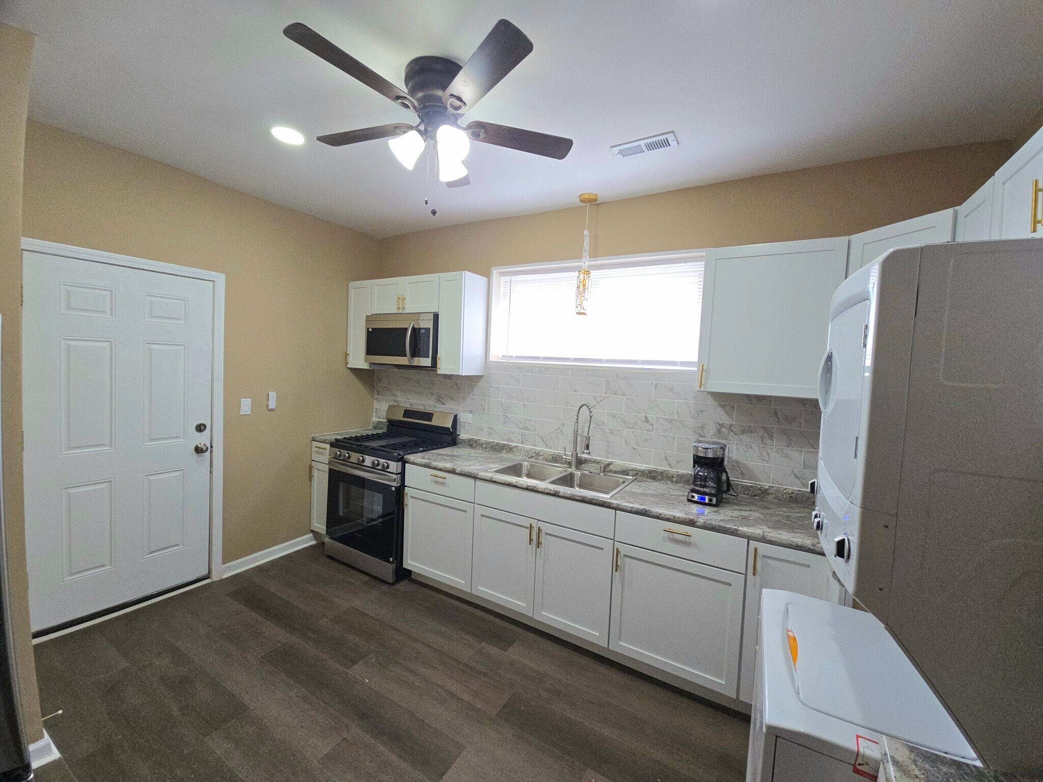 Building Photo - 7747 S Cornell Ave