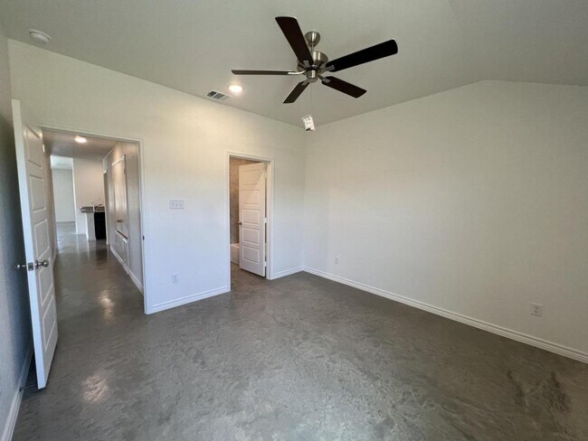 Building Photo - 113 Wind Ridge Dr