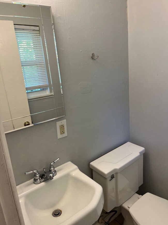 Building Photo - very private 3 bedroom 1.5 bath rental hom...