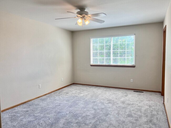 Building Photo - Wonderful 5 Bed/4 Bath Home Located on Qui...