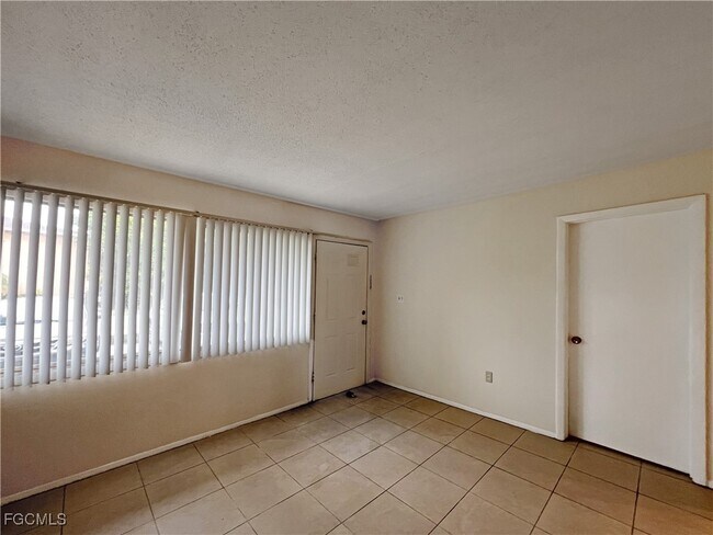 Building Photo - 1852 Golf View Ave