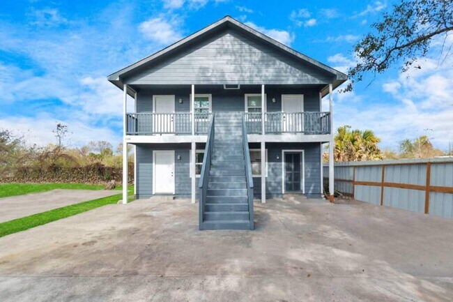 Building Photo - 226 W Canino Rd