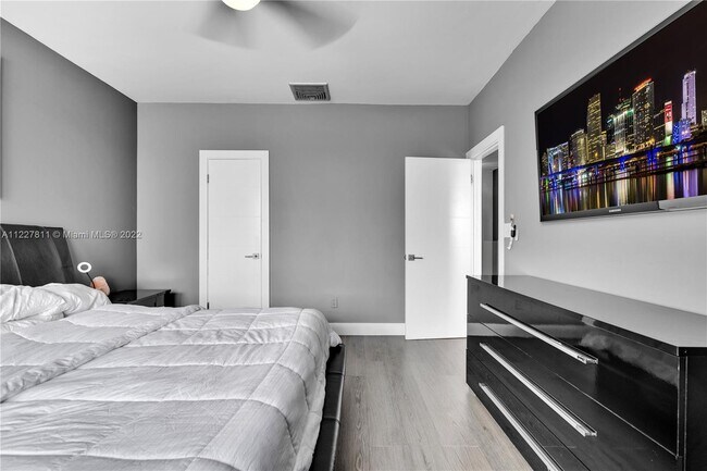 Building Photo - 9179 Fontainebleau Blvd