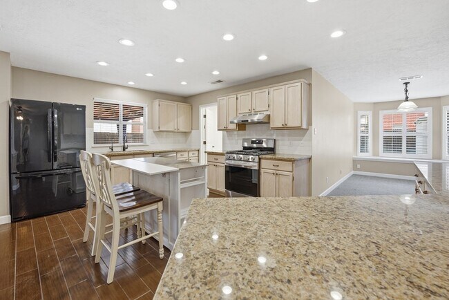 Building Photo - 37 Pinon Ct