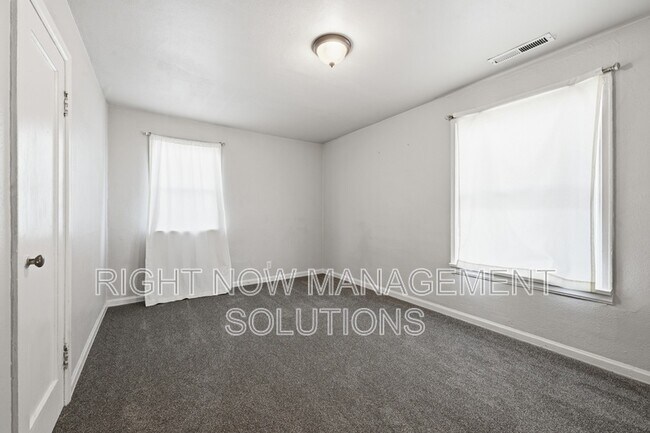 Building Photo - 415 W Linden St