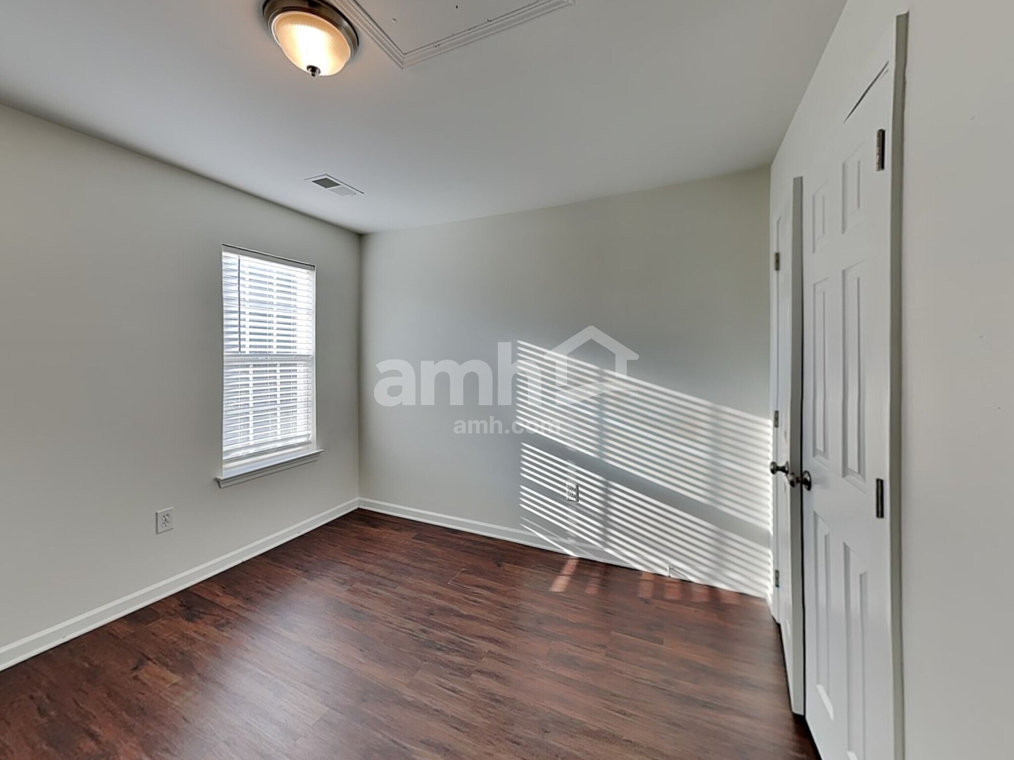 Building Photo - 406 Glencrest Dr