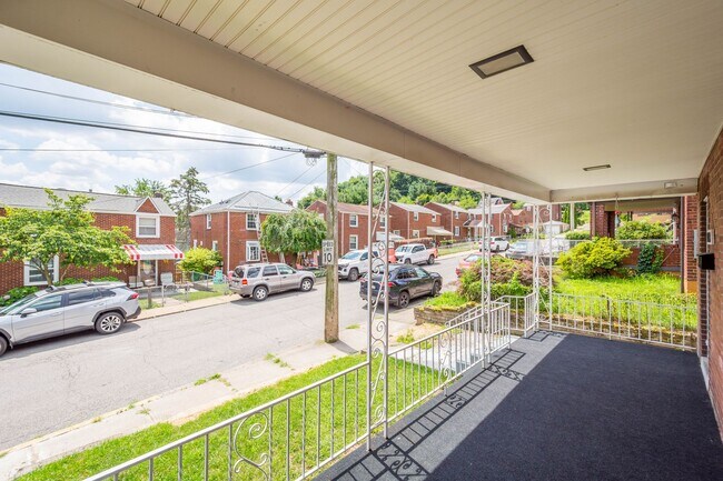 Building Photo - Newly renovated 3 bedroom home in McKees Rocks available now!