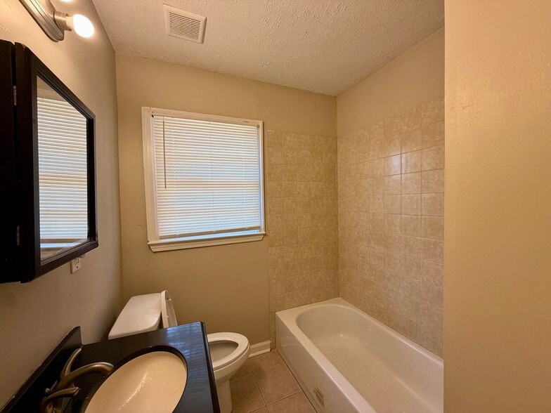 Building Photo - 2913 Horse Shoe Dr