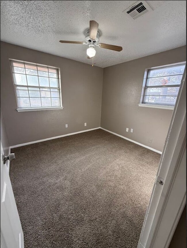 Building Photo - 4 BedroomHome Available!