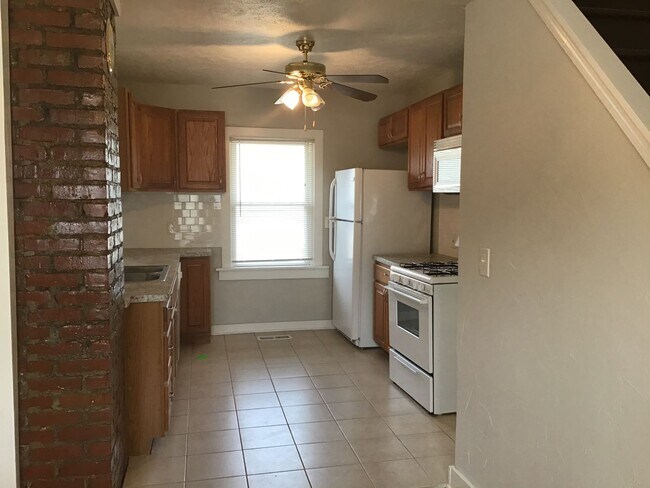 Building Photo - Single Family Home 3 beds 2 full bath Available Now!