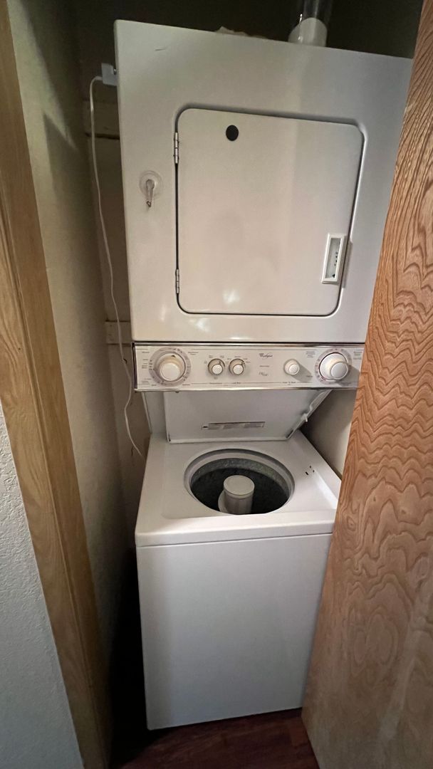 Building Photo - 2 Bedroom Jewel Lake Condo with Beautiful ...