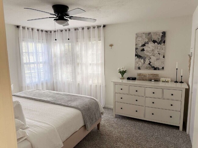 Building Photo - "Adorable 3-Bed Home with Modern Updates, Classic Charm and a Spacious Backyard Retreat!"