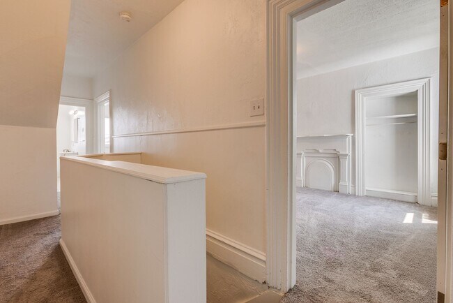 Building Photo - AVAILABLE July 2026 - Huge 5 Bedroom, 2 Bath Home in South Side Slopes w/ Garage Attached!