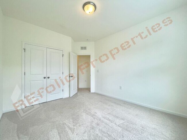 Building Photo - Beautiful 2 Story 3 Bedroom End Unit Townh...