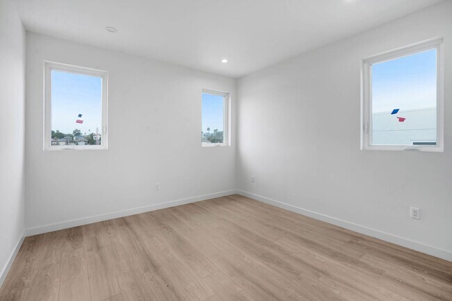 Building Photo - 5 Bedroom / 4 bathroom Fully Detached Townhouse in Echo Park with Private Garage