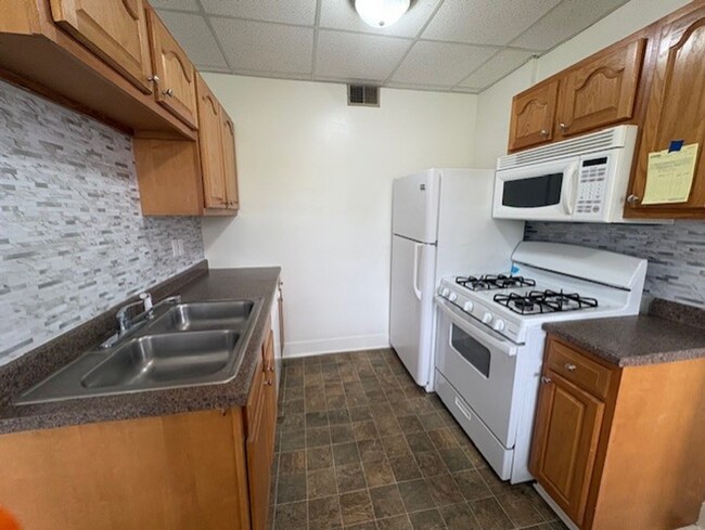Building Photo - Updated 1BR Apartment Near Downtown Akron with Brand-New Bathroom