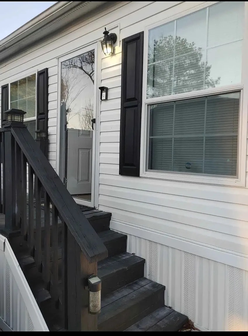 Building Photo - Room in House on Robin Ln